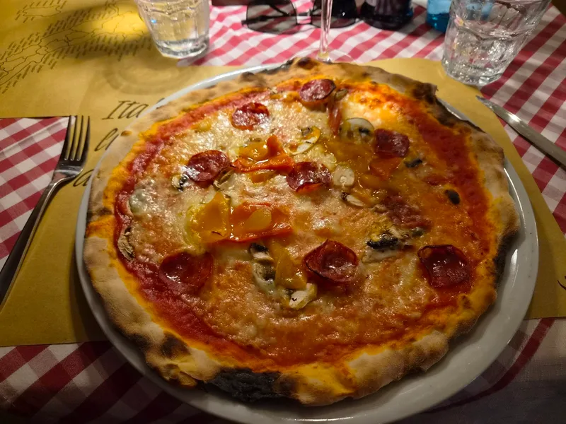 La Bruschetta — pizza restaurant (photo 2)